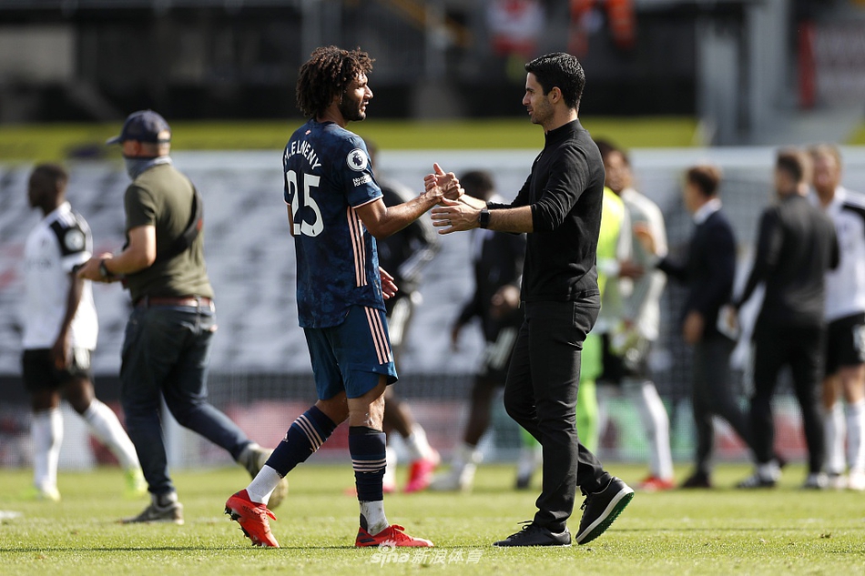 拉卡泽特门前机敏补射，打入英超新赛季首球后握拳怒吼，庆祝这粒载入史册的进球