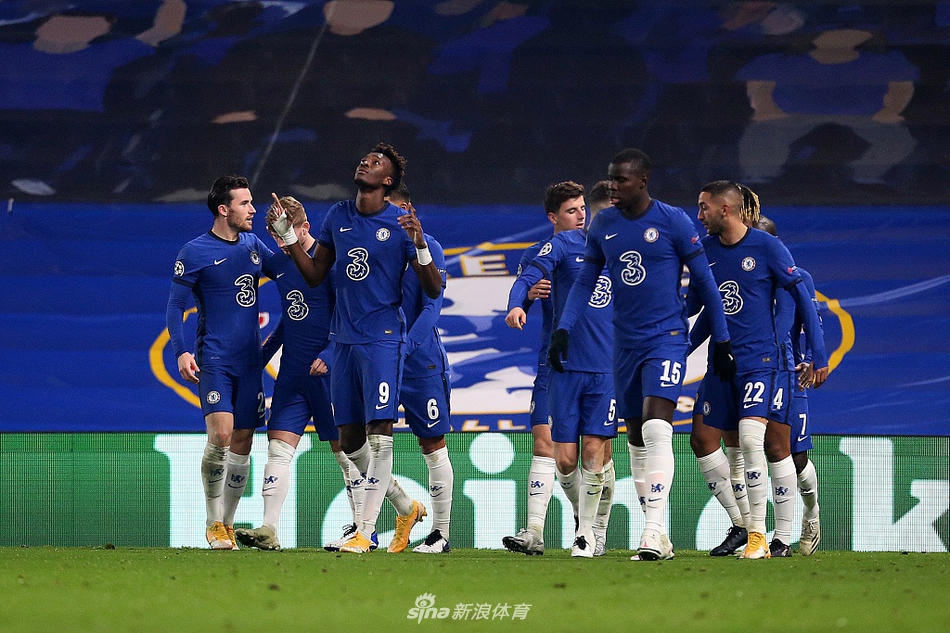 维尔纳在斯坦福桥的夜色中握拳怒吼，庆祝他为切尔西首开纪录的点球破门