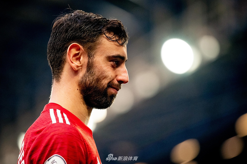 卡瓦尼打入曼联处子球后，与队友博格巴紧紧相拥，脸上洋溢着幸福而激动的笑容。