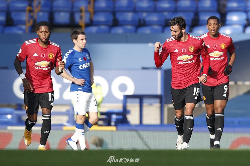 终场哨响，曼联球员们围成一圈庆祝胜利，客场看台上的红魔球迷看台成为欢乐的红色海洋。