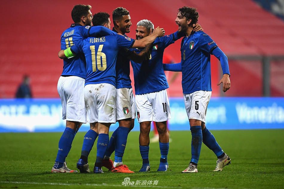 波兰头号球星莱万多夫斯基陷入意大利队的防守包围圈，阿切尔比和队友们如影随形，用严密的联防让这位超级射手整场比赛都显得无比郁闷。