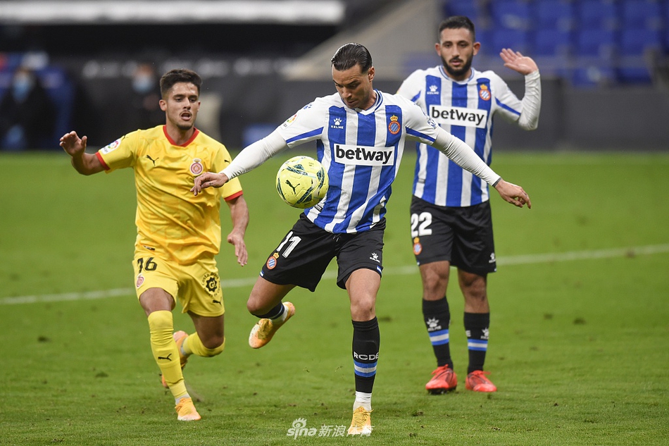 西班牙人众将赛前围在一起，用坚定的眼神和互相鼓劲的呐喊，为这场关键战役凝聚士气。