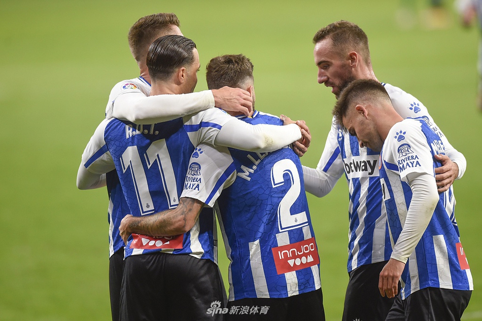 德托马斯在进球后激情怒吼，他被队友团团围住，面部肌肉因咆哮而紧绷，尽情宣泄着进球的狂喜。