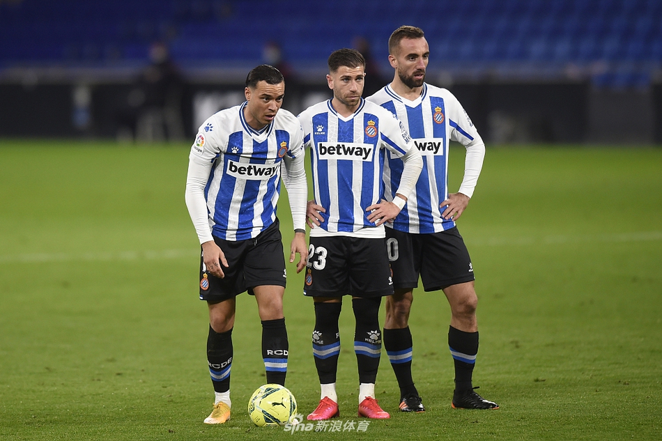 赫罗纳球员巴塞纳斯劲射破门瞬间，皮球在空中划出致命弧线，西班牙人门将无奈地摊开双手，眼神充满遗憾。