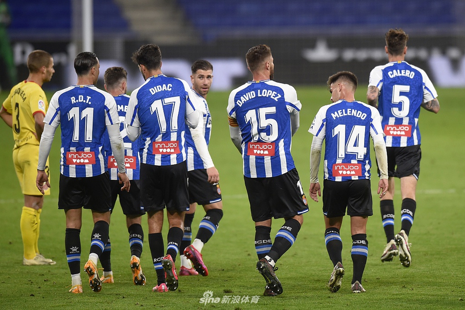 赫罗纳球员在客场看台前激情庆祝这场不可思议的逆转胜利，他们挥舞着拳头，与西班牙人球员落寞的背影形成鲜明对比。