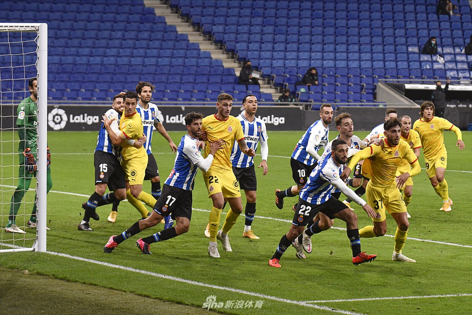 赫罗纳球员萨姆-塞斯主罚点球瞬间，他冷静推射球门下角，西班牙人门将虽然判断对方向但依旧无法阻止皮球入网。