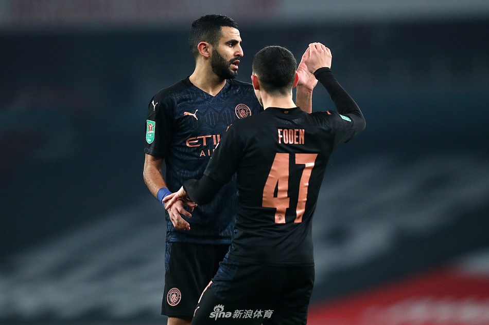 拉波尔特头球破门瞬间，身体在空中舒展成一张弓，将球狠狠砸入网窝，展现出了极强的滞空能力