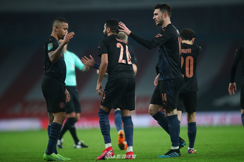 福登与拉波尔特在进球后击掌相庆，两人面带微笑，共同享受着这个属于曼城的完美夜晚
