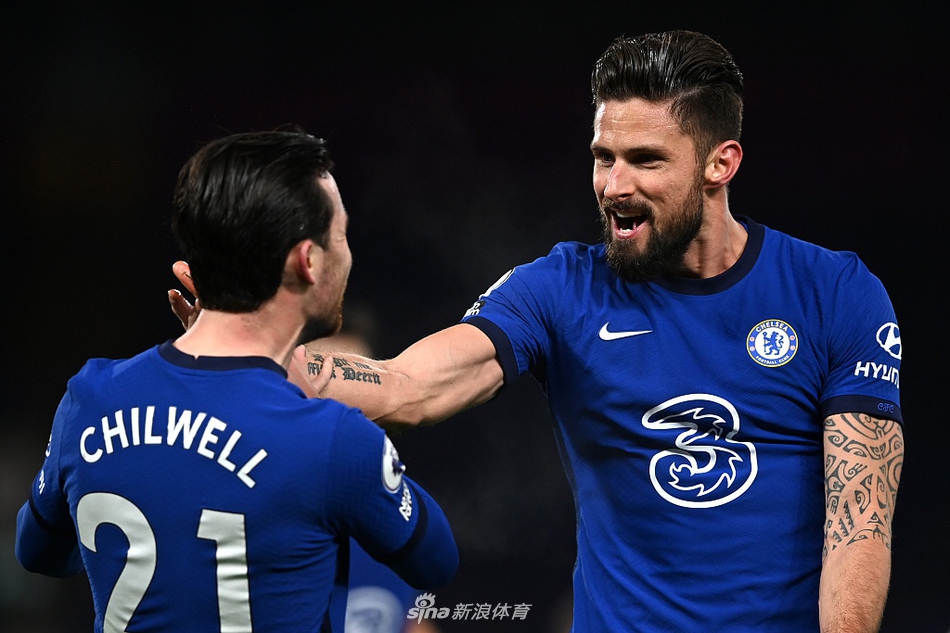 奇尔维尔在最后时刻凌空抽射后，身体失去重心，眼神中充满了对皮球偏出的遗憾与不甘。