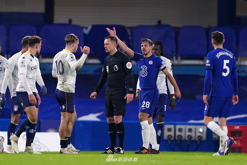 格拉利什在吕迪格的贴身防守下强行突破，他压低重心，眼神中透露着不服输的斗志，这是维拉王者的对决瞬间。