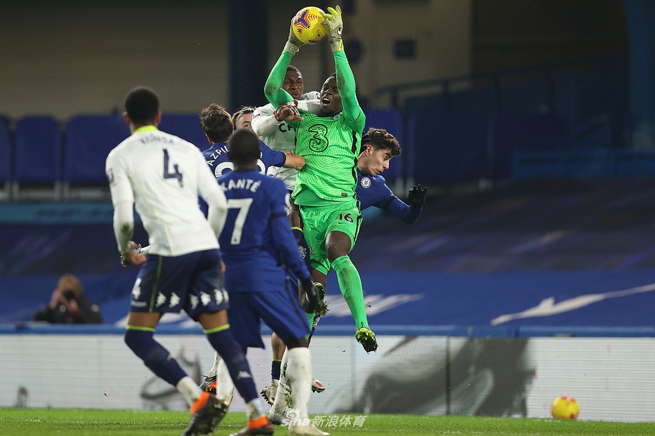 吉鲁俯身冲顶的瞬间，身体与地面平行，眼神紧盯着飞向球门的皮球，整个斯坦福桥为之沸腾。