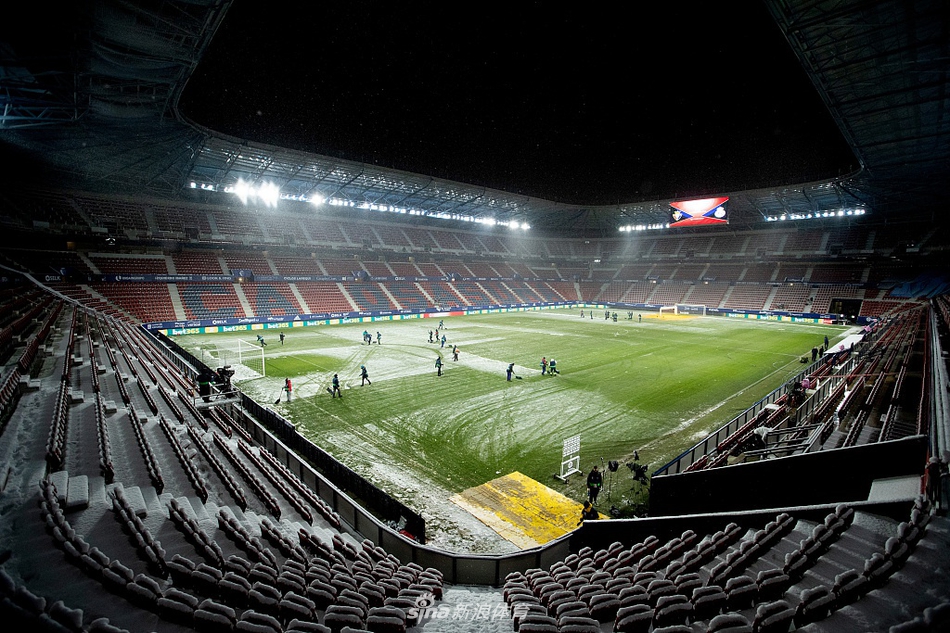 库尔图瓦在漫天飞雪中腾空而起，双拳将奥萨苏纳开出的角球击出禁区，他的身姿如同雪中舞者，捍卫着皇马最后的防线。