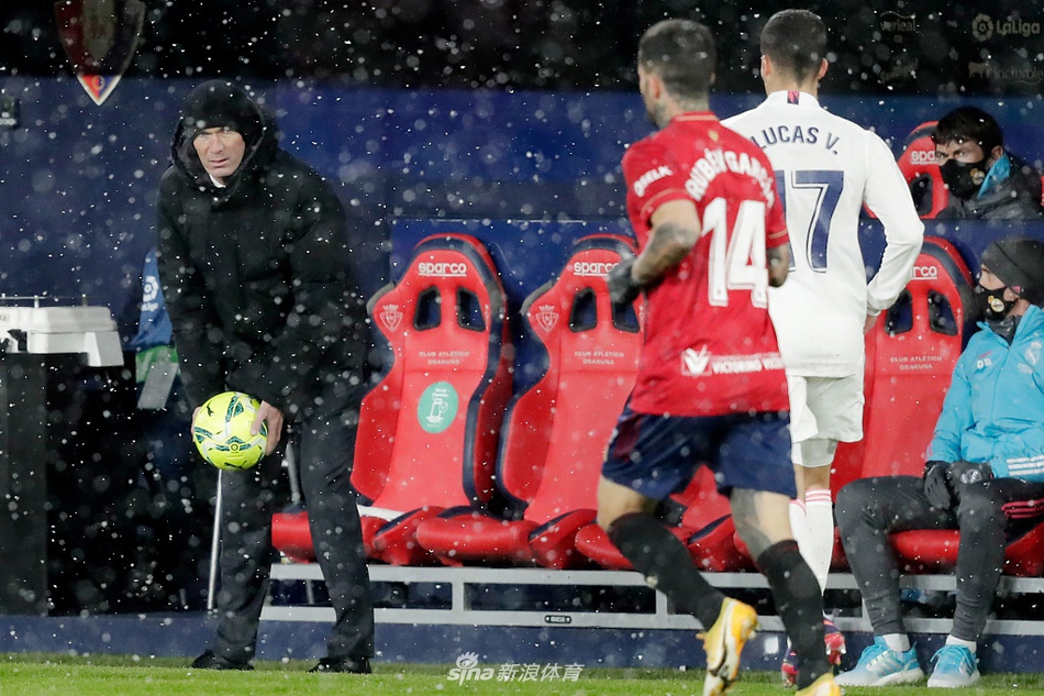 阿森西奥在雪地里完成了一脚高质量的远射，皮球呼啸着穿过纷飞的雪花奔向球门，门将埃雷拉则舒展身体，做出极限扑救，指尖几乎触碰到皮球。