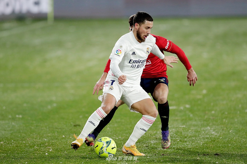 皇马队长拉莫斯在包抄射门后，正欲转身庆祝，却听到了越位哨声，他脸上写满了无奈与遗憾，身后是同样错愕的队友和奥萨苏纳的防守球员。