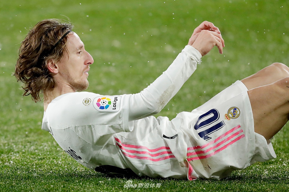 终场哨响，库尔图瓦独自站在球门前，摘下手套，凝视着远方，他面前的球场白雪皑皑，仿佛在默默诉说着这个进球乏术的寒冷夜晚。