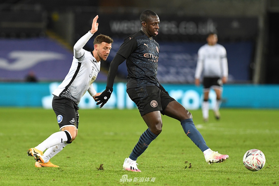 罗德里中场指挥调度，稳健控球观察局势，核心作用尽显无遗