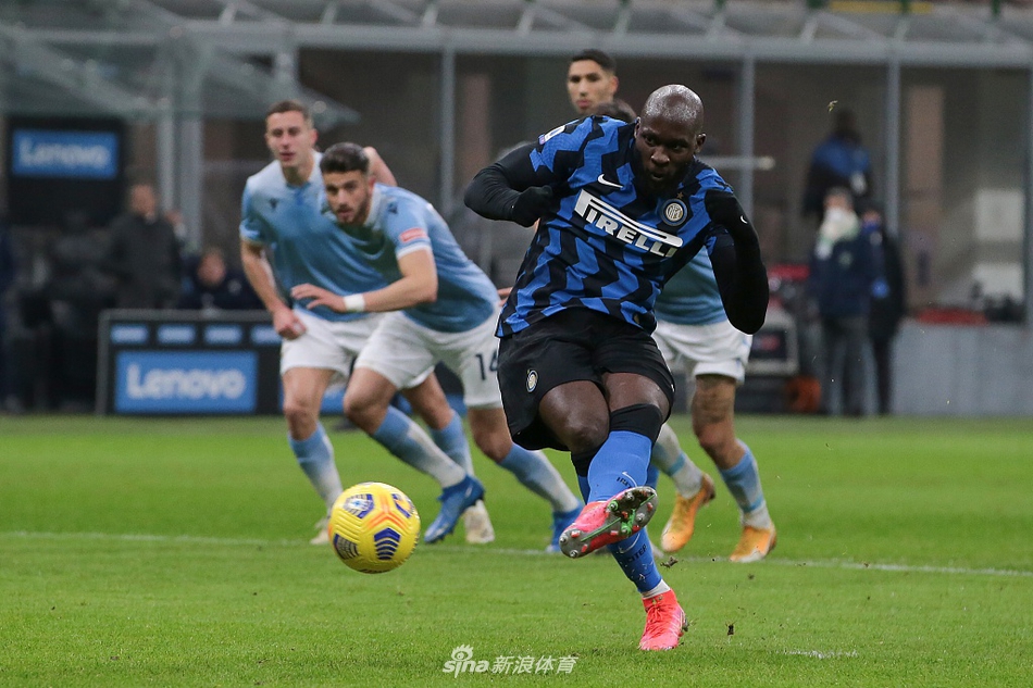 汉达诺维奇高举双拳，对着身前的防线大声呐喊指挥。他的脸上布满汗水，眼神中透露出不容侵犯的坚毅，仿佛在告诉所有人，有他在，国米的城门坚不可摧。