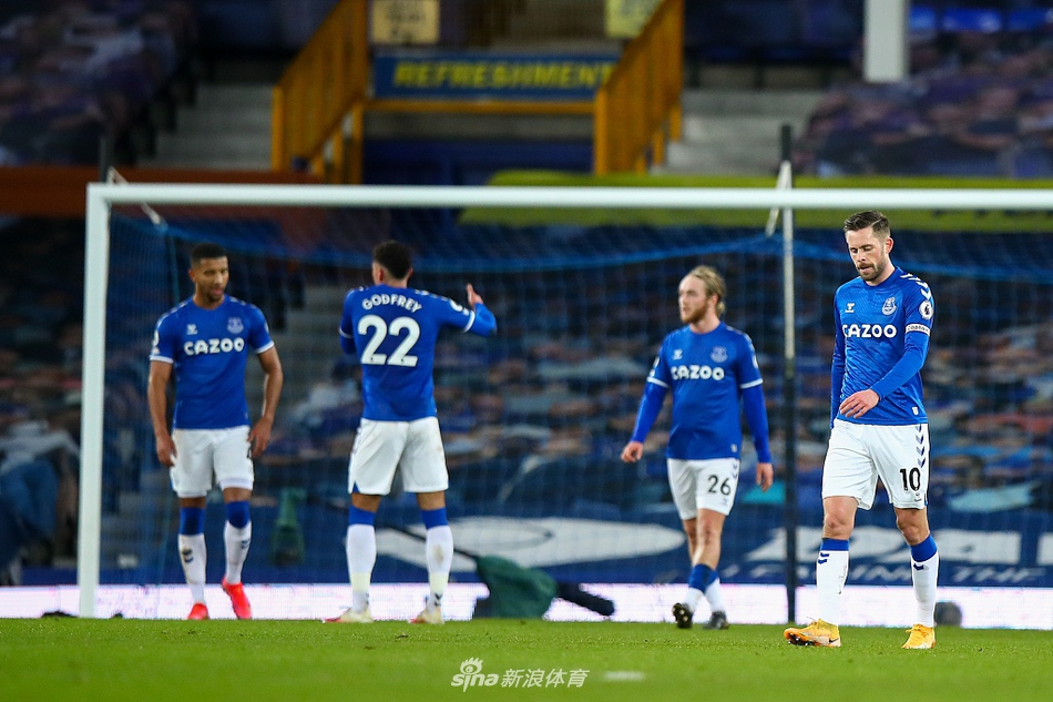 马赫雷斯在完成惊艳的世界波破门后，微扬着头，单手放在耳边，仿佛在聆听来自客场球迷的喝彩，这一刻他是古迪逊公园的主角。