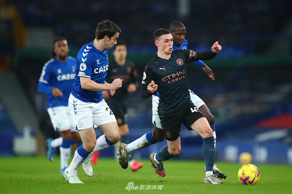 福登在进球后握拳怒吼，他的身边是队友们迅速围拢过来的身影，这粒关键的扳平比分进球点燃了全队的斗志。