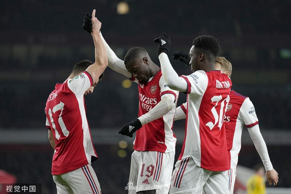 恩凯蒂亚高高跃起，与提供助攻的队友激动相拥，共享进球喜悦