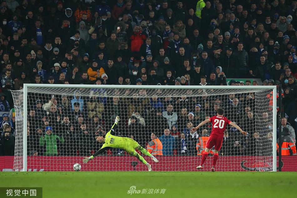 英雄门将凯莱赫被队友团团围住庆祝，他的两次神扑奠定了点球大战的胜局。