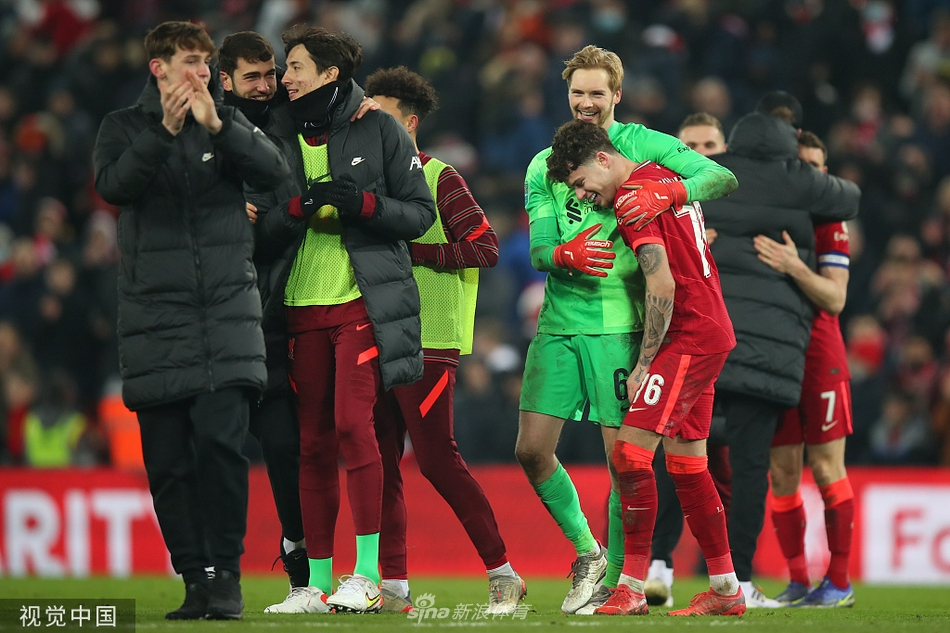 若塔破门后激动滑跪，他的进球让红军在逆境中看到了扳平的曙光。