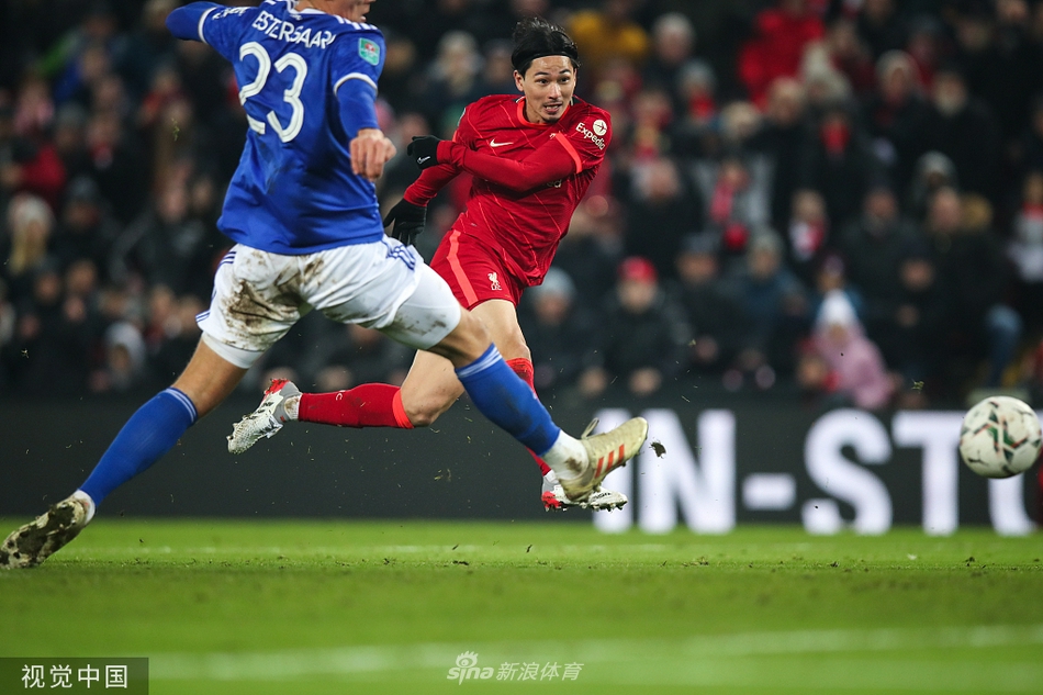 麦迪逊标志性的远射世界波直窜球门死角，皮球轨迹在灯光下清晰可见。