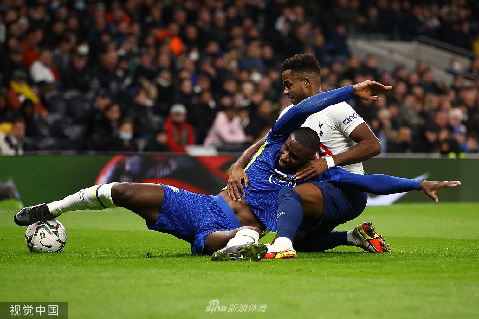 切尔西主帅图赫尔在场边神情专注地指挥比赛，他的排兵布阵和临场调整最终帮助蓝军从激烈的北伦敦德比中成功突围。