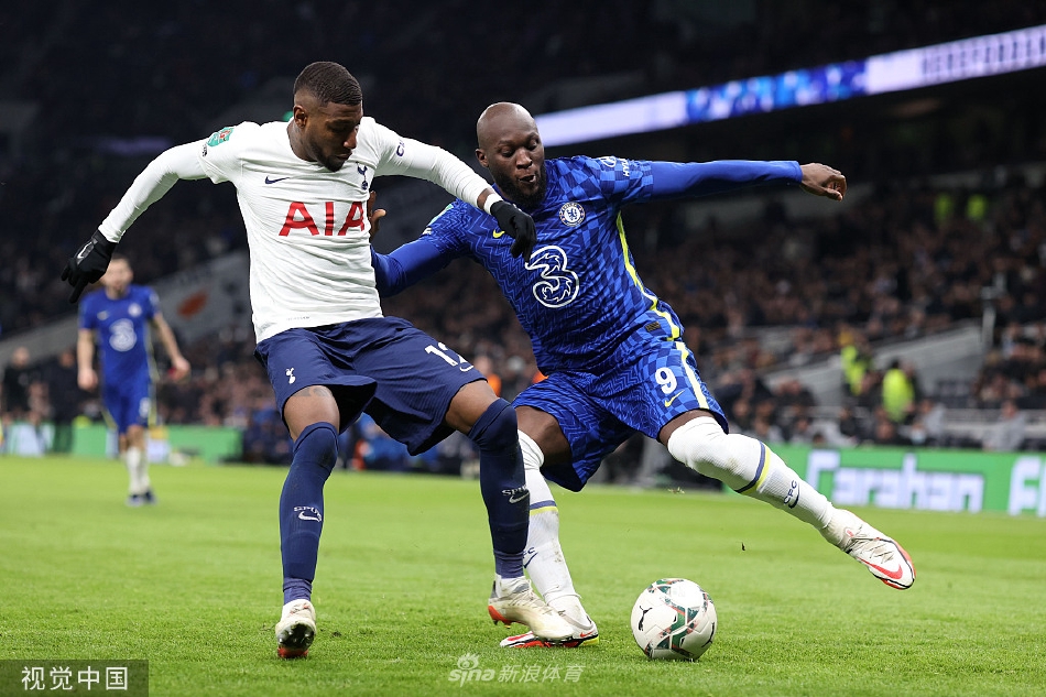 切尔西后卫吕迪格在角球进攻中高高跃起，力压防守球员，将球狠狠地顶入热刺球门，身后是目送皮球入网、一脸无奈的热刺门将戈利尼。