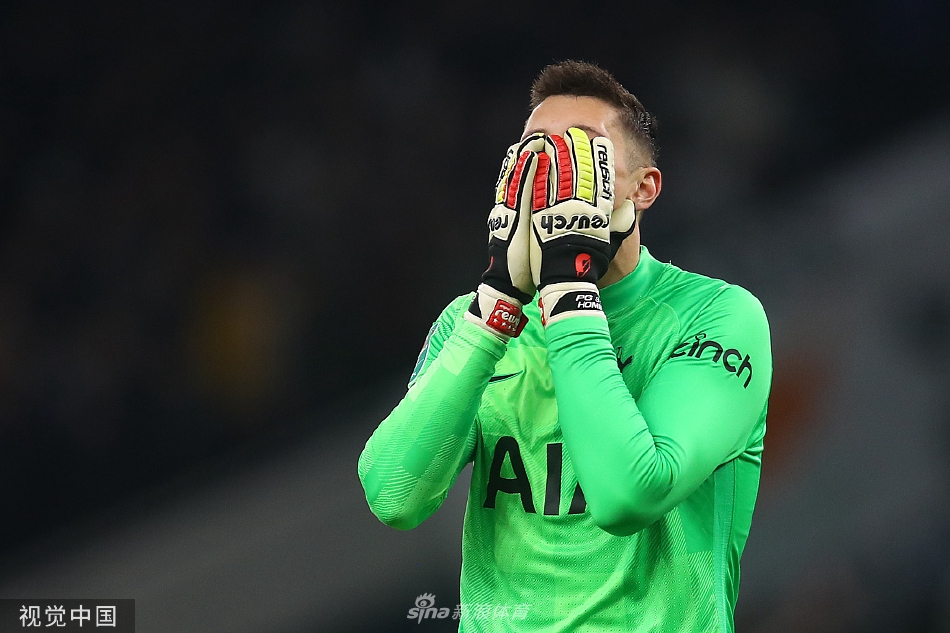 热刺主帅孔蒂站在场边，双手插兜，眉头紧锁地凝视着赛场，面对球队屡次遭受的打击和最终的失利，他的脸上写满了沉思与不甘。