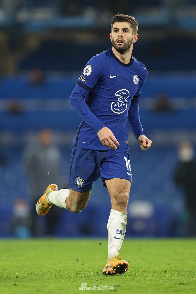 奇尔维尔在边路高速插上，眼神坚毅地望向中路，正准备送出那记扳平比分的精准传中。