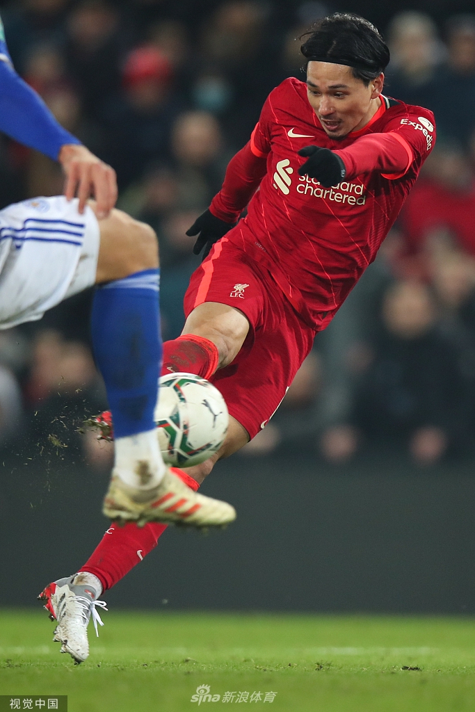 张伯伦进球后挥拳怒吼，他的破门为利物浦吹响了绝地反击的第一声号角。