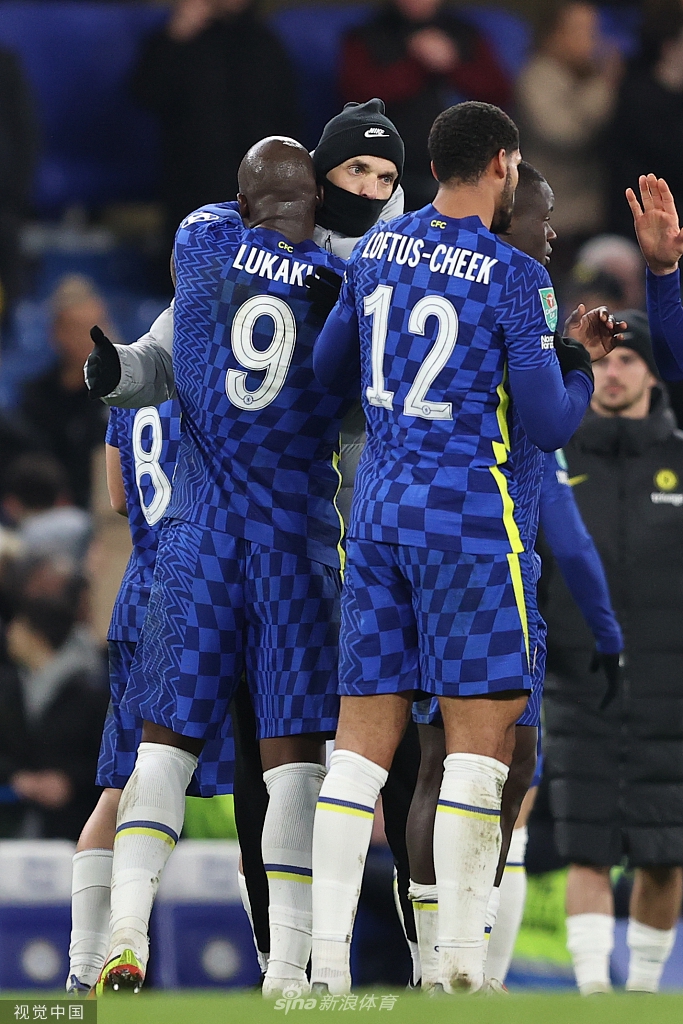 切尔西球员激情庆祝进球，斯坦福桥球场瞬间被蓝色欢乐淹没