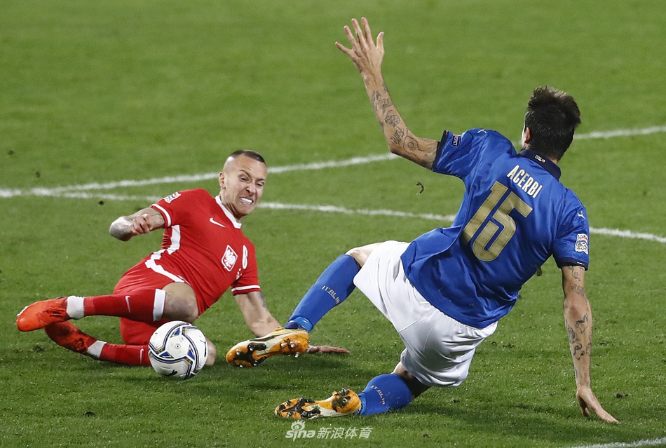 进球功臣贝拉尔迪张开双臂肆意狂奔，享受着队友和全场球迷的欢呼，他身后的巨大TIFO在这一刻仿佛也被注入了生命，随风舞动。