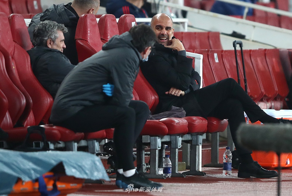 福登庆祝进球时手指向天空，眼神中闪烁着光芒，身旁的费尔南迪尼奥为他送上赞许的掌声