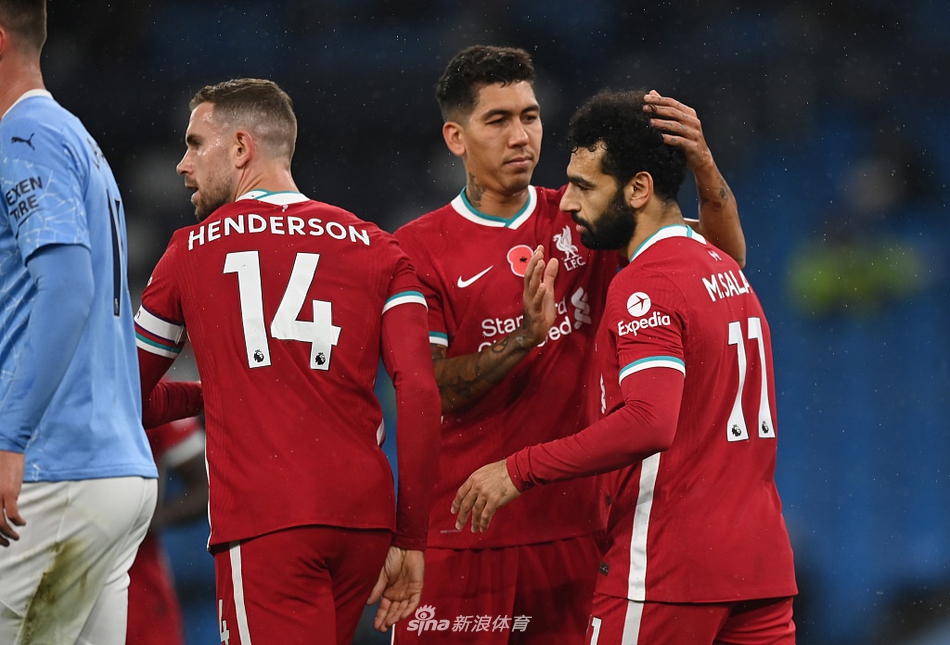 终场哨响后，两队球员友好致意，激烈的对抗之后是惺惺相惜的尊重，这场平局是献给球迷的经典之战。