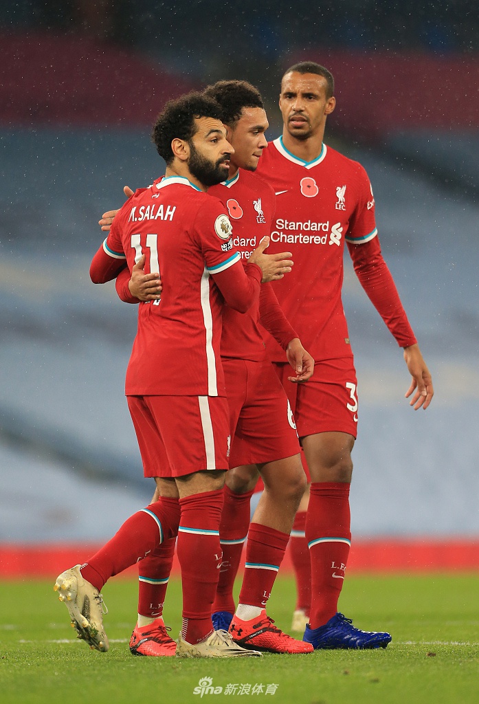 进球后的热苏斯激情滑跪，脸上洋溢着酣畅淋漓的喜悦，他用这个精彩的进球宣告了自己的强势回归。