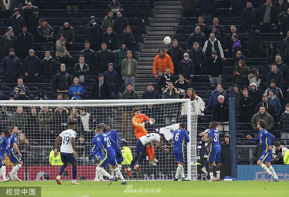 切尔西球员在比赛结束后紧紧相拥庆祝胜利，而背景中零星退场的热刺球迷身影，清晰地映照出这场北伦敦德比一家欢喜一家愁的结局。