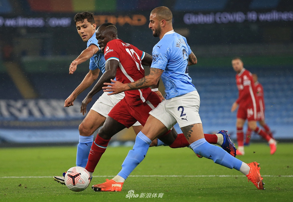 萨拉赫点射破门瞬间，埃及法老张开双臂在曼城主场肆意庆祝，他的眼神中燃烧着对胜利的渴望与坚定。