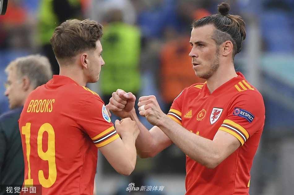 终场哨响，意大利球员们相拥庆祝，他们不仅赢得了比赛，更赢得了全世界的尊重与敬畏。