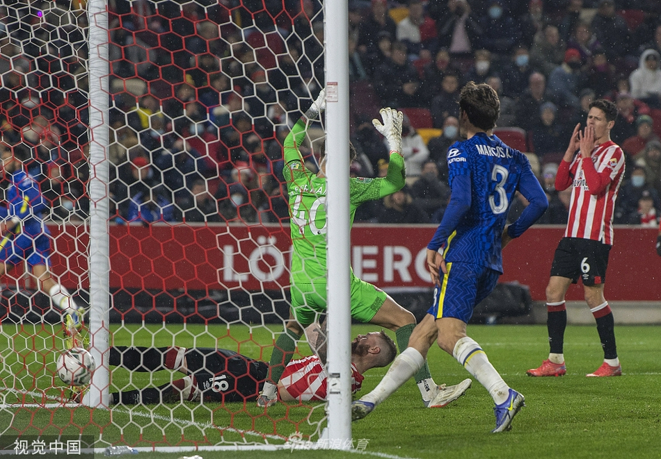 比赛结束后，布伦特福德球员走向主场球迷看台，鼓掌感谢球迷不离不弃的支持。