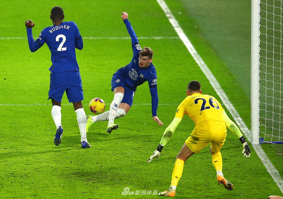 切尔西的铁血后卫吕迪格在拼抢中寸土不让，他用强悍的身体对抗和精准的卡位，一次次化解纽卡的攻势，筑起了一道让对手绝望的蓝色城墙。