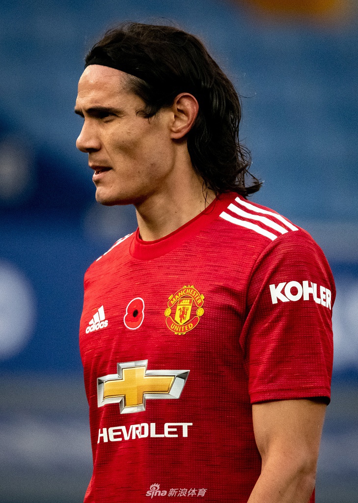 B费在进球后握拳怒吼，面部肌肉紧绷，所有的压力和激情在这一刻尽情释放！