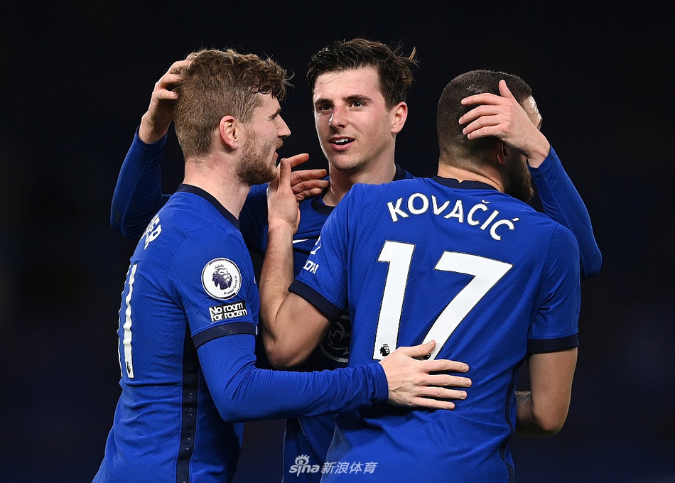 科瓦契奇在中场闲庭信步，他的盘带和传球充满了想象力，如同乐队指挥家，精准地掌控着蓝军进攻的节奏与方向。