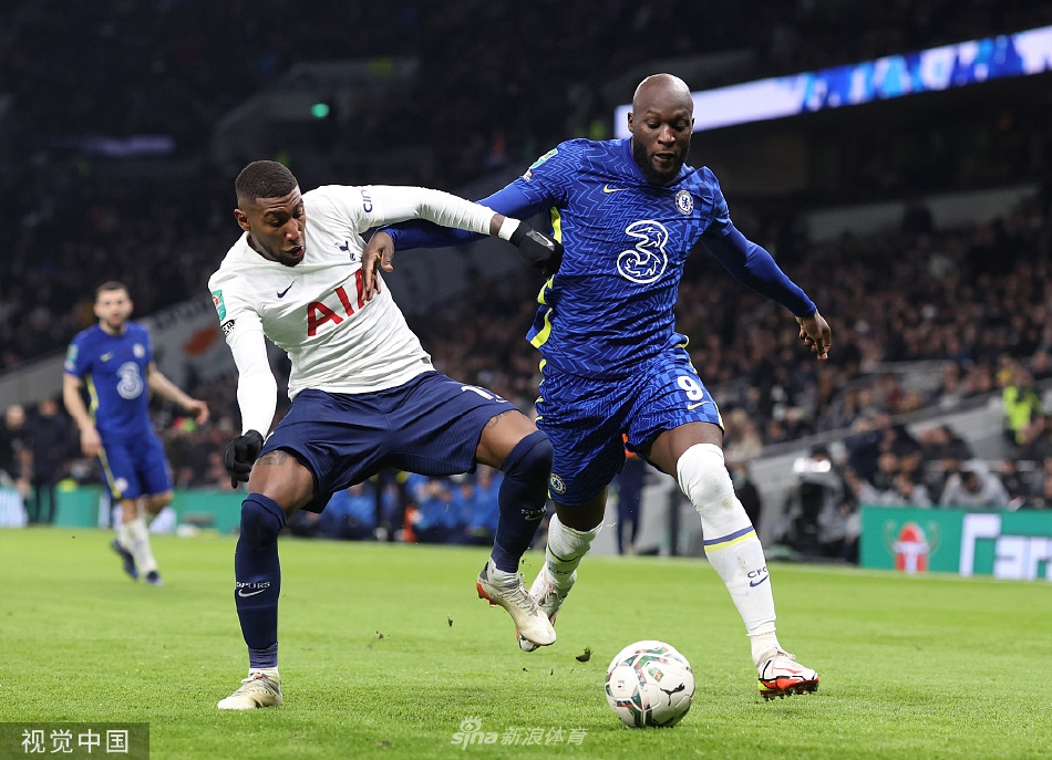 热刺头号射手哈里·凯恩在破门后张开双臂奔跑庆祝，然而边裁的旗帜已悄然举起，VAR的介入让这次喜悦转瞬即逝，画面充满戏剧性。