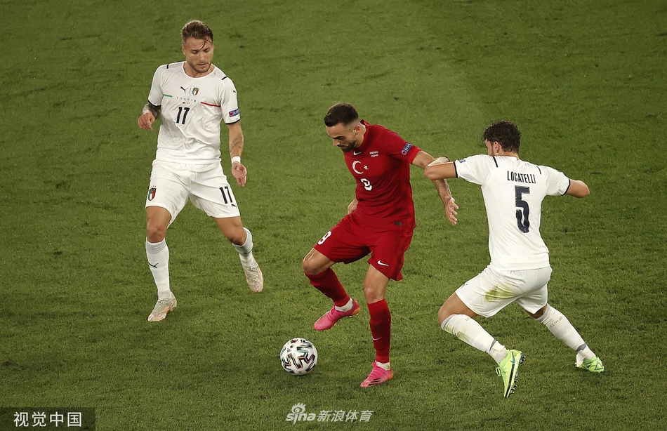 罗马奥林匹克球场上空焰火璀璨，欧洲杯开幕式彩球腾空，标志着迟到的足球盛宴终于回归