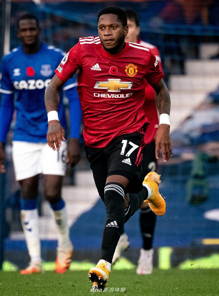 拉什福德在边路强行突破，风驰电掣的速度让防守球员只能望其项背，扬起一片草屑。