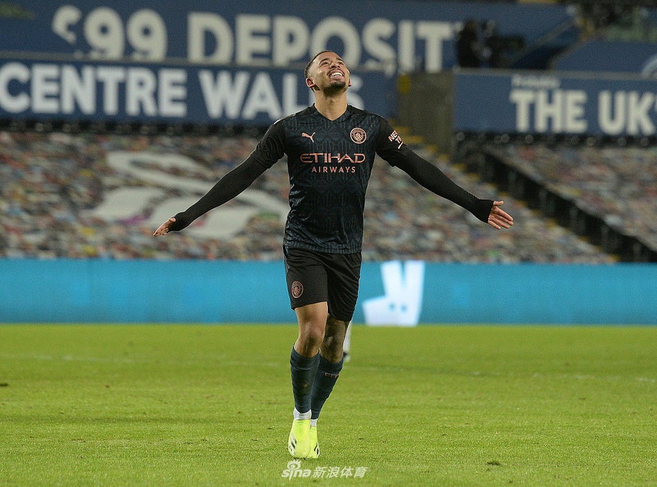 热苏斯华丽转身抽射，凌空停球衔接爆射一气呵成，展现杀手本色