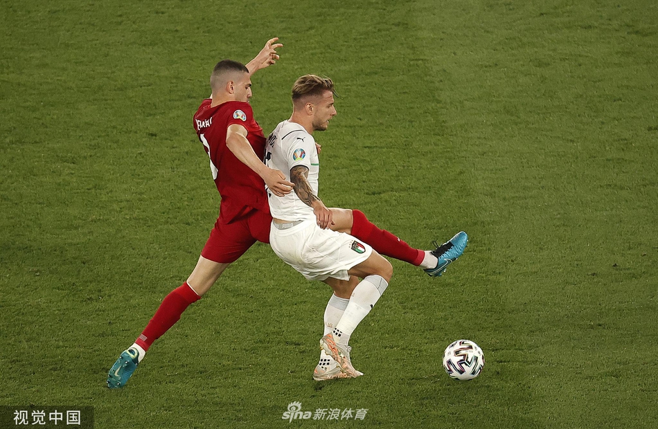 意大利队因西涅在左路用标志性的盘带技术突破土耳其球员防守，脚下皮球仿佛与他融为一体