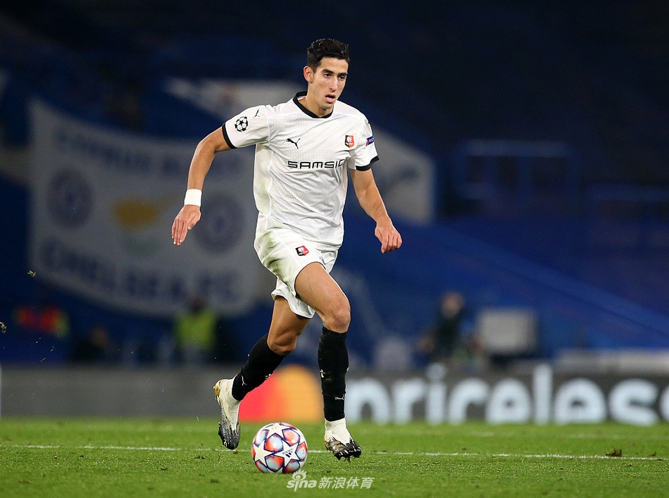 亚伯拉罕门前包抄推射破门后，与队友里斯·詹姆斯紧紧相拥，庆祝锁定胜局的进球